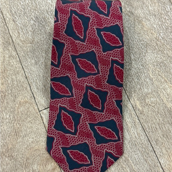 London Fog Mens Blue Red Paisley Neck Tie 100% Poly Made In USA - Picture 3 of 3